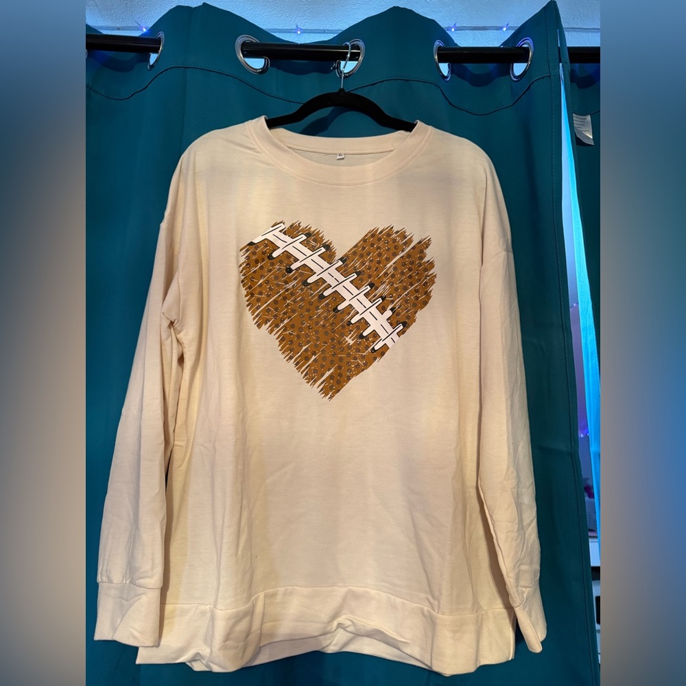 Football 🏈 Heart 🤎 Long Sleeve Graphic Tee - size XL - Picture 3 of 3